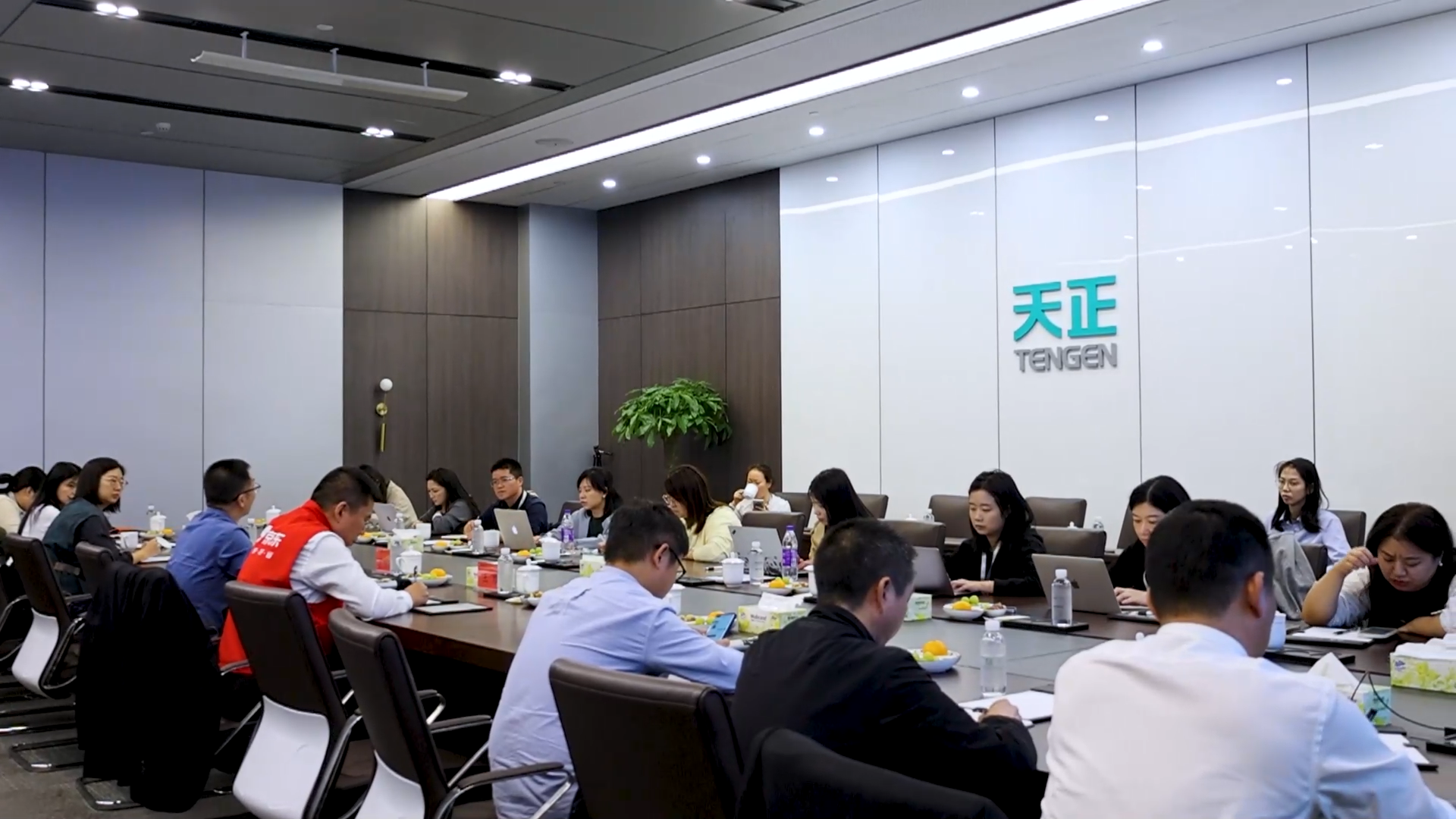 京东工业走进绿巨人在线观看免费高清视频在线观看下载，探访产业数智化之路！